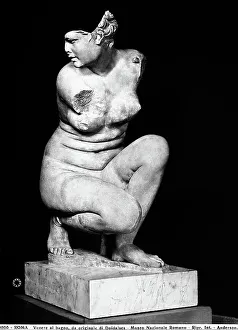 Aphrodite Statue Stampe: Aphrodite bathing