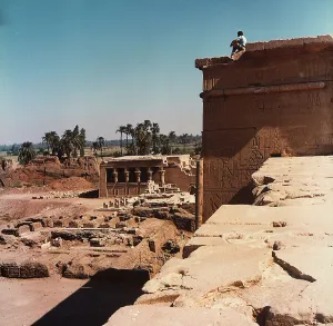 Dendera Temple Egypt Stampe: General view of the interior of the temple complex at Dendera