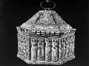 Female Portrait In Costume Stampe: Hexagonal casket from the workshop of the Embriachi