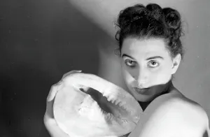 Female Model Photography Stampe: Model posing with a shell