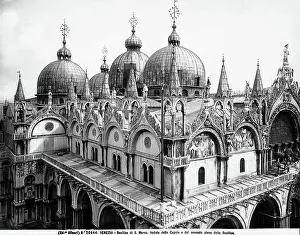 Byzantine Art Style Stampe: Partial view of the domes and the second floor of St. Mark's Basilica in Venice
