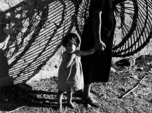 Female Child Portrait Photography Stampe: Shadow game
