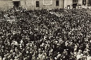 Urban Architecture Italy Stampe: A square teeming with people