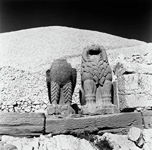 Stampa con cornice : Nemrut Dagi Lion and Eagle Print