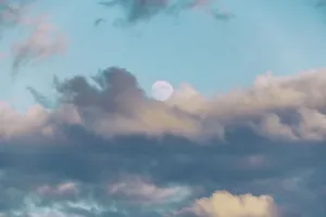 Cloudy Daytime Scene Stampe: Moon surrounded by clouds