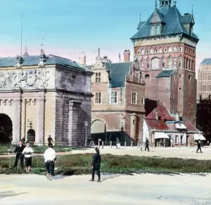 Danzica: Il Torre Alto, un simbolo storico con il suo Wappen del libero comune di Danzica, lo stemma polacco e quello della città in epoca più recente.
