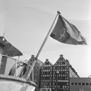 Stampa con cornice : Danzig. Speicherhäuser e navi con bandiera nel porto di Danzig, Germania negli anni '30