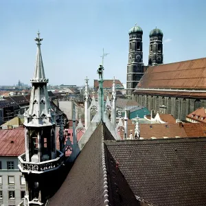Vista occidentale di Monaco da sopra il nuovo municipio al Marienplatz verso la Frauenkirche a Monaco, Baviera, Alta Baviera, circa 1985.