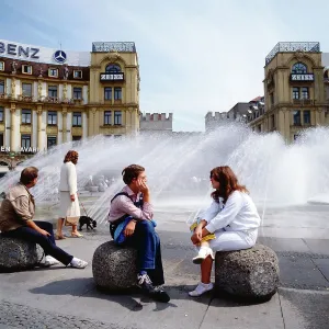 La fontana di primavera a Karlsplatz Stachus a Monaco di Baviera, Germania, intorno al 1985.