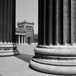 Monaco Di Baviera Stampe: Vista tra le colonne verso il Propylaeen al Königsplatz a Monaco di Baviera
