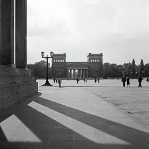 Monaco Di Baviera Stampe: München La luce del sole proietta ombre sugli edifici del Königsplatz a Monaco di Baviera