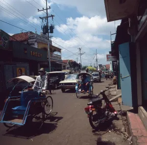 Surabaya, città in movimento sullisola di Giava, Indonesia 1980.