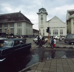 Traffico di Bandung sullisola di Giava, Indonesia 1980