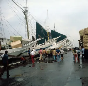 Un porto in Indonesia: il porto di Giacarta sull'isola di Giava, 1980.