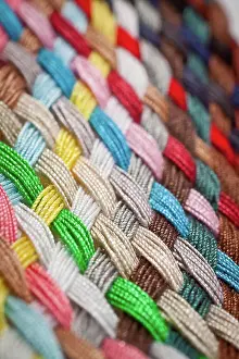 Stampe di Una treccia di fili da cucire colorati, vista laterale. Fotografia a macro. Copyright: xZoonar.com/Fotografo:xPicciaxNerix 4618836 Maggio Stampe: Una treccia di fili colorati