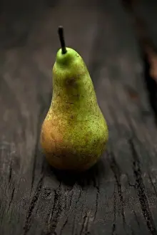 Fresh Pears Stampe: Close up of pear on table