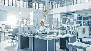 Stampe di Un ingegnere lavora intensamente al suo computer, concentrato sulla risoluzione di un problema complesso Maggio Stampe: Ingegnere che lavora su un computer