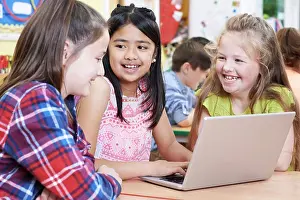 Stampe di Gruppo di bambini della scuola elementare che lavorano insieme in una classe informatica Febbraio Stampe: Gruppo di bambini della scuola elementare che lavorano insieme in una classe di informatica