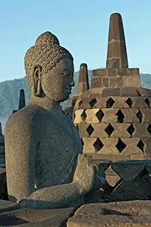 Stampe di Indonesia, Giava, Borobudur, Seduto, Buddha di granito con piccole stupa in background Marzo Stampe: Indonesia, Giava, Borobudur, Seduto, Buddha di granito con piccole stupa in secondo piano.