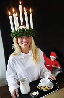 Stampe di Lucia con vassoio e fata Maggio Stampe: Lucia con vassoio e fata.