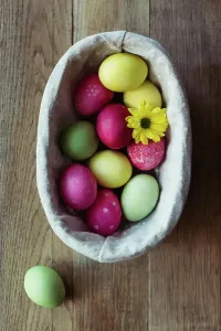 Easter Eggs And Flowers Stampe: Flowers and Easter eggs on table
