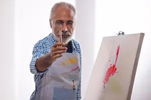 Stampe di UN ANZIANO IN POSA DIANTRO A UNA MACchina FOTOGRAFICA CON PENNA DA PITTURA IN MANO Agosto Stampe: UN UOMO ANZIANO IN POSA DI FRONTE ALL'OBBIETTIVO CON UN PENNA DA PITTURA NELLA MANO.