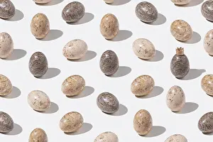 Stampe di Disegno con uova di Pasqua decorate su sfondo grigio chiaro. Min Aprile Stampe: Disegno con uova di Pasqua decorate su sfondo grigio chiaro. Min