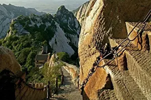 Stampe di percorso dei pellegrini lungo scalinate di pietra, crinale del drago azzurro, con maniglia di catena, Hua Shan, provincia dello Shaanxi, monte taoista, Cina, Asia Gennaio Stampe: percorso dei pellegrini lungo scalinata di pietra