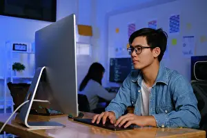 Dicembre Stampe: I programmatori e i team di sviluppatori stanno codificando e sviluppando software.