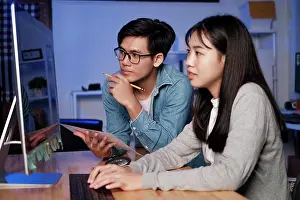 Dicembre Stampe: La tecnologia di sviluppo del software lavora di notte.