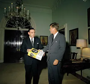Stampa con cornice : Il rappresentante Edward P. Boland del Massachusetts presenta il dizionario internazionale di Webster al Presidente Kennedy.
