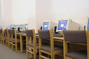 Dicembre Stampe: Una fila di computer nella biblioteca scolastica.