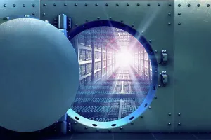 Internet Security Measures Stampe: Open vault door revealing computer servers and binary code