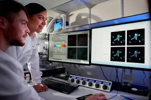 Computer Science Research Stampe: Scientists in laboratory using computer