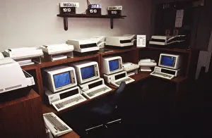 Stampe di Una vista di stazioni computer, stampanti e macchine per la trasmissione facsimile che fanno parte dell' American terminus del Washington-Moscow Direct Communications Link Novembre Stampe: Una vista di postazioni computer