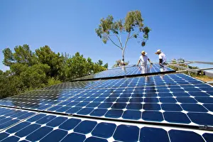 Aprile Stampe: Lavoratori installano un impianto solare su una collina a Malibù, California, USA