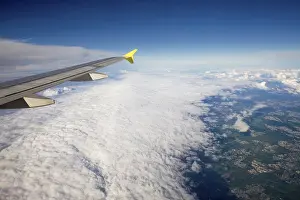 Stampe di Aerei in volo sopra una frontiera di nuvole, Baden-Württemberg, Germania Aerei in volo sopra una frontiera di nuvole, Baden-Württemberg, Germania Aviazione Stampe: Aerei in volo sopra un fronte nuvoloso.
