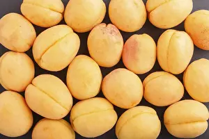 Fresh Fruit Arrangement Stampe: Apricots pattern on black background
