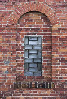 Brick Wall Design Ideas Stampe: Arch in a wall made from red bricks with a small glass element