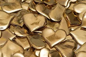 Couple Gift Ideas Stampe: An array of golden, heart-shaped objects symbolizing love and affection