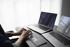 Immagini datate 27 agosto 2024: Uomo asiatico ingegnere del software Lavora al computer sul tavolo da ufficio per scrivere codice di programma