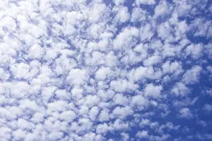 Deserted Building Background Stampe: Background from a cloud formation of fleecy clouds in the summer sky