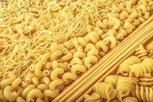 Empty Plate Cuisine Stampe: Background of different types of raw pasta close up