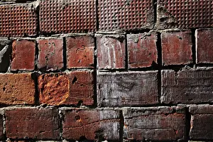 Stampe di Fondo di un muro in mattoni danneggiato con schema di testura. Ottimo per iscrizioni graffiti Arte Astratta Stampe: Fondo di un muro in mattoni con schema danneggiato da testo di texture grafica.
