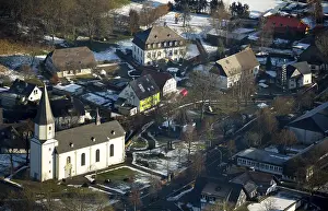 Historic Town Center Europe Stampe: In the background Scharfenberg Castle