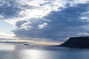 Franz Josef Land Archipelago Stampe: Backlight of flat table mountains covered with ice