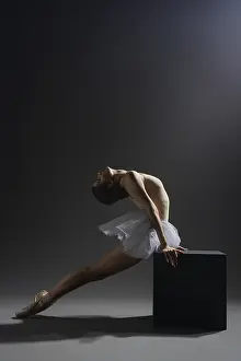 Dark Studio Photography Stampe: A ballet dancer performs a graceful pose