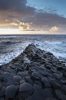 Northern Ireland Photography Stampe: Basalt columns by the coast at sunset