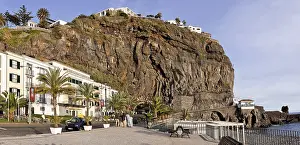 European Cityscape Stampe: The bay is surrounded by cliffs