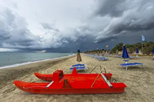 Cloudy Atmosphere Stampe: Empty beach, dramatic, gloomy sky